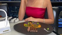 Mengenakan gaun merah dengan riasan yang sederhana, Victoria tampak segar saat menikmati makan malamnya. Dirinya jiga begitu anggun saat menikmati steak di hadapannya. Foto: Instagram/victoriadharmamulya