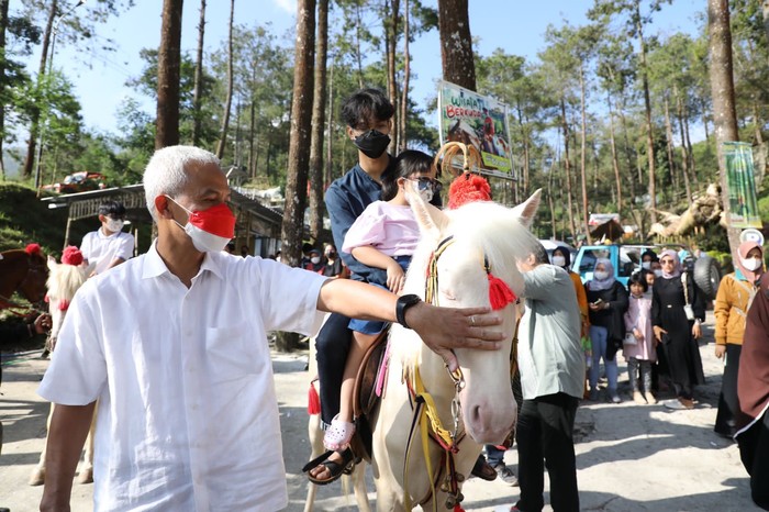 Ganjar Pranowo Tinjau Tempat Wisata di Tawangmangu