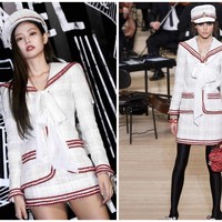 Jennie BLACKPINK tak memakai banyak aksesoris saat menghadiri sebuah event. Namun penampilannya telah mencuri atensi saat memakai blazer dengan detail kerah ala kelasi dari koleksi Chanel Pre-Fall 2018. Foto: dok. Chanel