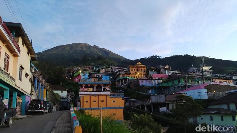 Gunung Sumbing Penampakan Gunung Sumbing dilihat dari kawasan Nepal Van Java, Magelang.
