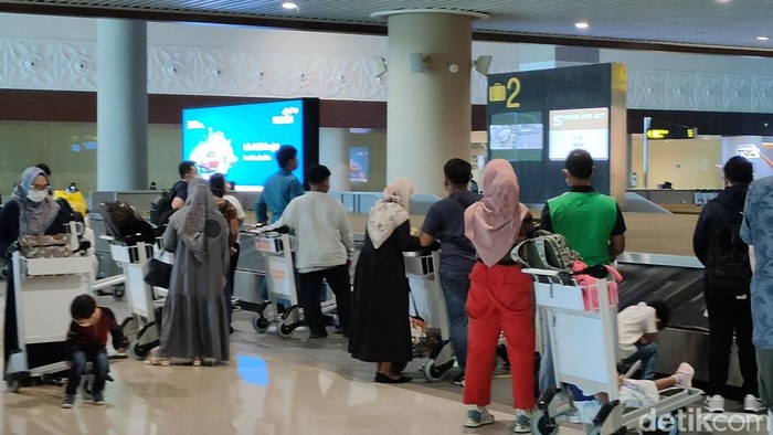 H+2 Lebaran, Penumpang Masih Berdatangan ke YIA Kondisi terminal kedatangan YIA, Kulon Progo, DIY, Rabu (4/5/2022). Airport Operation Center Head (AOCH) YIA, Didik Hermanto mengatakan total jumlah penumpang pada siang ini sekitar pukul 11.00 WIB berada di angka 7.204 orang. Rinciannya 4.418 penumpang kedatangan dan 2.786 penumpang keberangkatan.