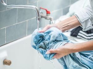 5 Cara Mencuci Baju Tanpa Mesin Cuci Saat Pergi Mudik