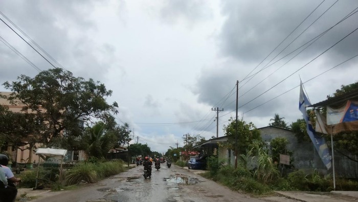 Kondisi parahnya jalan penuh kubangan persisnya di Jalan Besar Sei Silau penghubung antara Kabupaten Asahan dan Simalungun.