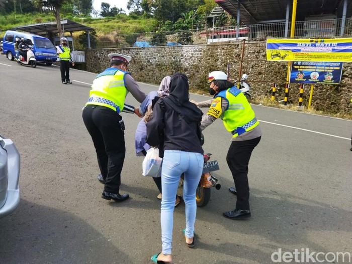 Jalur ke Telaga Sarangan yang dilarang karena tanjakan tajam