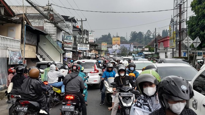 Lalu lintas (lalin) kendaraan di Jalan Raya Puncak macet parah hingga jelang petang ini. Lalin macet berimbas banyaknya kendaraan mengalami masalah sehingga tidak bisa melanjutkan perjalanan.