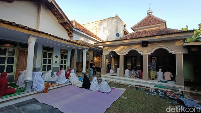 Jemaah Aboge di Dusun Wuluhan, Desa Leces, Kecamatan Leces, Kabupaten Probolinggo menggelar salat Idul Fitri, Rabu (4/5/2022).