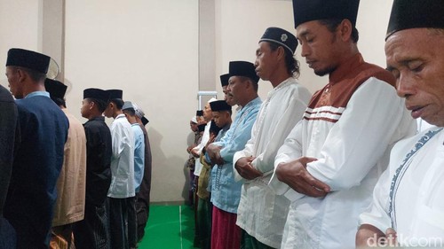 Jemaah Aboge di Probolinggo sedang menjalankan Salat Id.