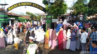 Mugi mengungkap sebelum pelaksanaan salat Id, jemaah malam sebelumnya menggelar takbir di musala-musala di desanya. Untuk pusat ibadah tetap digelar di masjid yang merupakan cagar budaya di Kabupaten Purbalingga. 