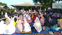 Kepala Desa Onje, Mugi Ari Purnomo, mengatakan salat Id jemaah Aboge tahun ini cukup banyak karena warga perantau bisa mudik. Dari pantauan detikJateng, nampak warga memenuhi masjid hingga pelataran. 