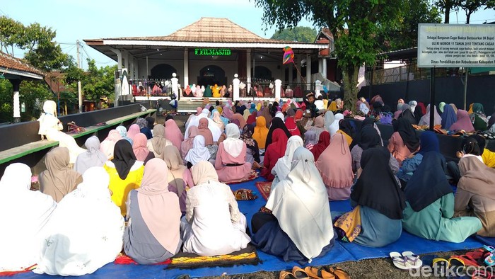Jemaah Aboge di Desa Onje, Kecamatan Mrebet, Kabupaten Purbalingga, baru melaksanakan salat Id Idul Fitri hari ini, Rabu (4/5/2022) pagi. Digelar di Masjid Raden Sayid Kuning desa setempat, ratusan warga nampak khusyuk menjalankan ibadah.