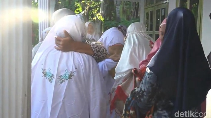 Jemaah Aboge Probolinggo membawa makanan dan saling bermaaf-maafan