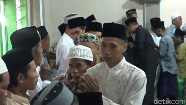 Jemaah Aboge Probolinggo membawa makanan dan saling bermaaf-maafan