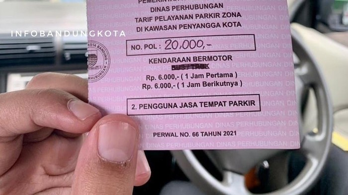 Karcis parkir mobil di Pasar Andir, Kota Bandung senilai Rp 20 ribu yang viral di medsos. (Foto: dok IG @infobandungkota)