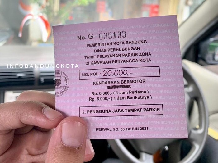 Karcis parkir mobil di Pasar Andir, Kota Bandung senilai Rp 20 ribu yang viral di medsos. (Foto: dok IG @infobandungkota)