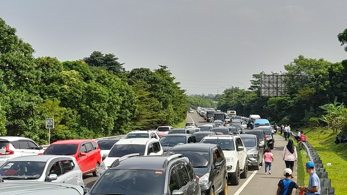 Kemacetan di Tol Jagorawi arah Puncak Bogor imbas polisi terapkan one way arah Jakarta (Sholihin/detik)