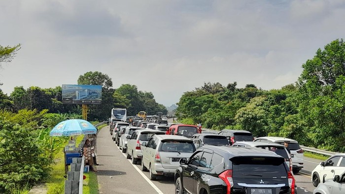 Kemacetan di Tol Jagorawi arah Puncak Bogor imbas polisi terapkan one way arah Jakarta (Sholihin/detik)