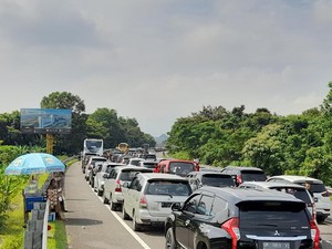 Terjebak One Way di Tol Jagorawi, Wisatawan Puncak Terpaksa Tahan Pipis