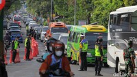 Tampak mobil pribadi, hingga bus pariwisata padat merayap hingga jembatan Kretek Bantul, Yogyakarta.