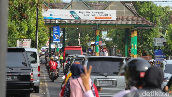 Ratusan kendaraan memadati jalur wisata saat H+2 hari Raya Idul Fitri 1443 H, di sepanjang jalan memasuki gerbang loket retribusi objek wisata pantai Kabupaten Bantul, Yogyakarta, Rabu (4/5/2022). Tampak mobil pribadi, hingga bus pariwisata padat merayap hingga jembatan Kretek Bantul, Yogyakarta.