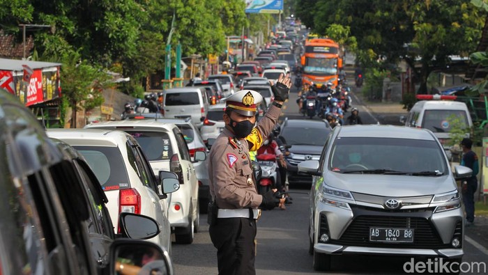 Kemacetan Lalu Lintas Menuju Lokasi Wisata Pantai Bantul Ratusan kendaraan memadati jalur wisata saat H+2 hari Raya Idul Fitri 1443 H, di sepanjang jalan memasuki gerbang loket retribusi objek wisata pantai Kabupaten Bantul, Yogyakarta, Rabu (4/5/2022). Tampak mobil pribadi, hingga bus pariwisata padat merayap hingga jembatan Kretek Bantul, Yogyakarta.