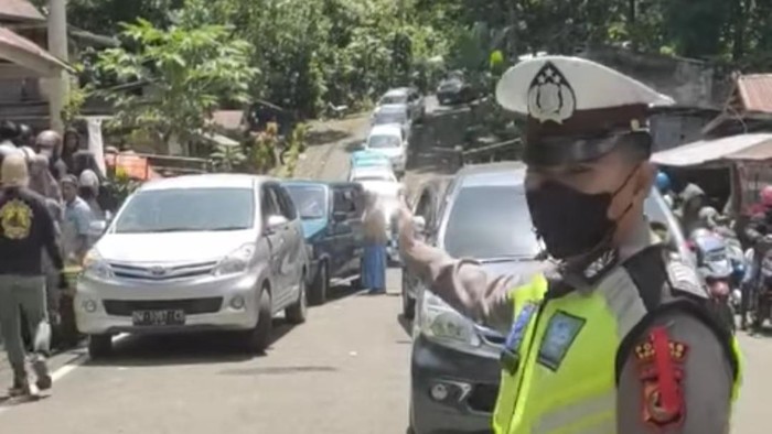Kemacetan yang sempat terjadi di jalur masuk permandian air panas Lejja