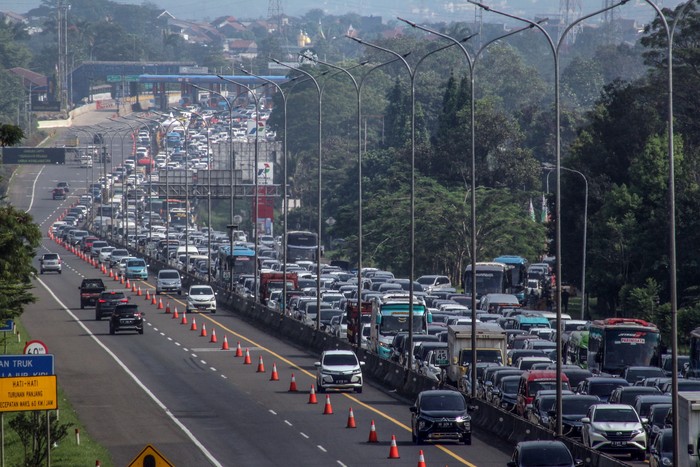 Antrean  kendaraan di Tol Jagorawi menuju kawasan wisata Puncak, Ciawi, Kabupaten Bogor, Jawa Barat, Rabu (4/5/2022). Pada H+1 Lebaran kawasan Puncak Bogor mulai dipadati wisatawan, dan Polres Bogor memberlakukan rekayasa lalu lintas secara situasional sistem satu arah dan sistem lawan arah (contraflow) di Tol Jagorawi. ANTARA FOTO/Yulius Satria Wijaya/nz.