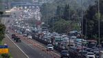 Wisatawan Berbondong ke Puncak, Tol Ciawi Macet Banget