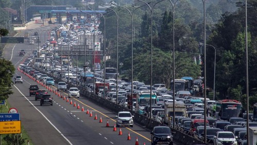Antrean  kendaraan di Tol Jagorawi menuju kawasan wisata Puncak, Ciawi, Kabupaten Bogor, Jawa Barat, Rabu (4/5/2022). Pada H+1 Lebaran kawasan Puncak Bogor mulai dipadati wisatawan, dan Polres Bogor memberlakukan rekayasa lalu lintas secara situasional sistem satu arah dan sistem lawan arah (contraflow) di Tol Jagorawi. ANTARA FOTO/Yulius Satria Wijaya/nz.