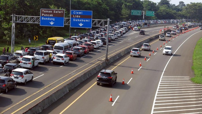 KEPADATAN KENDARAAN JALUR PUNCAK BOGOR H+1 Antrean kendaraan di Tol Jagorawi menuju kawasan wisata Puncak, Ciawi, Kabupaten Bogor, Jawa Barat, Rabu (4/5/2022). Pada H+1 Lebaran kawasan Puncak Bogor mulai dipadati wisatawan, dan Polres Bogor memberlakukan rekayasa lalu lintas secara situasional sistem satu arah dan sistem lawan arah (contraflow) di Tol Jagorawi. ANTARA FOTO/Yulius Satria Wijaya/nz.