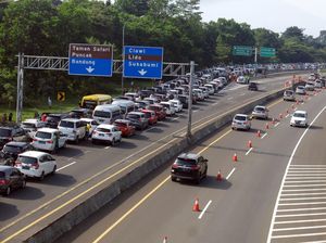 Urai Kemacetan Arah Puncak, Contraflow Dilakukan di GT Ciawi