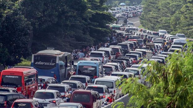 KEPADATAN KENDARAAN JALUR PUNCAK BOGOR H+1 Antrean kendaraan di Tol Jagorawi menuju kawasan wisata Puncak, Ciawi, Kabupaten Bogor, Jawa Barat, Rabu (4/5/2022). Pada H+1 Lebaran kawasan Puncak Bogor mulai dipadati wisatawan, dan Polres Bogor memberlakukan rekayasa lalu lintas secara situasional sistem satu arah dan sistem lawan arah (contraflow) di Tol Jagorawi. ANTARA FOTO/Yulius Satria Wijaya/nz.