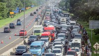 Diketahui ribuan kendaraan ini akan menuju kawasan wisata Puncak Bogor.  