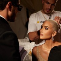 Terdengar cukup ekstrem tapi kepada Vogue Kim Kardashian mengaku hanya mengurangi gula dan karbohidrat demi mengurangi bobot tubuhnya. Aku tidak membuat diriku kelaparan tapi aku sangat ketat. Hanya makan sayuran dan protein paling bersih, katanya.Foto: Instagram @kimkardashian