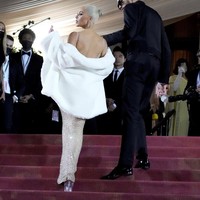 Selain meminjam baju dari museum, Kim Kardashian juga melakukan usaha lain untuk tampil maksimal di Met Gala 2022 yang bertema Gilded Glamour. Ibu empat anak itu diketahui melakukan diet ketat demi bisa memakai dressnya dengan cantik ketika berjalan di karpet merah bersama sang kekasih, Pete Davidson.Foto: Instagram @kimkardashian