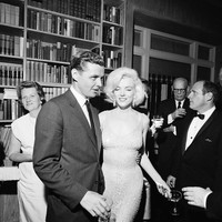 Kamu mungkin familiar dengan gaun ikonik tersebut karena pernah dipakai Marilyn Monroe di sebuah acara di mana dia menyanyikan lagu Happy Birthday untuk presiden John F Kennedy. Momen itu terjadi tiga bulan sebelum dia meninggal.Foto: Instagram @kimkardashian