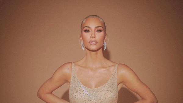 8 Gaya Kim Kardashian yang Turun 7 Kg Demi Pakai Dress Ketat Marilyn Monroe