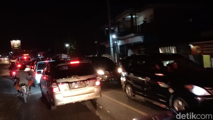 Kondisi jalur Probolinggo-Lumajang yang macet pada Rabu malam (4/5/2022)