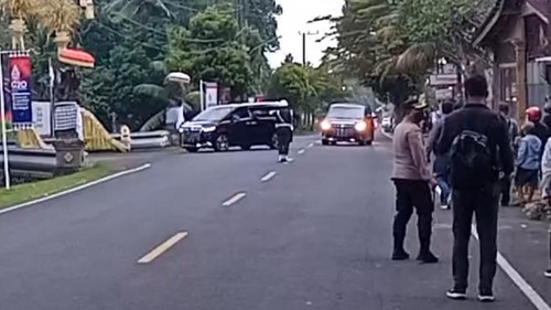 Iring-iringan pengawal Presiden Joko Widodo saat masuk ke halaman Istana Tampaksiring, Gianyar, Rabu (4/5) sore