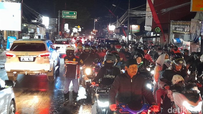 Lalin di Puncak macet malam ini (Sholihin/detikcom)