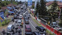 Pada H+1 Lebaran arus lalu lintas menuju kawasan wisata Pantai Selatan dan sebaliknya terpantau ramai lancar dan kepadatan kendaraan terjadi akibat bersamaan dengan pemudik lokal serta wisatawan.