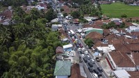 Foto udara antrean kendaraan memadati di Jalur Selatan Sindangkasih, Kabupaten Ciamis, Jawa Barat, Rabu (4/5/2022).