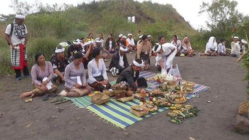 Warga Desa Adat Batur, Kecamatan Kintamani, Bangli menggelar ritual pembersihan sesuai tradisi Bali di puncak Batur, Rabu (4/5/2022).