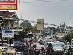 Jalur Puncak Macet Parah Sore Ini, Pengendara Adu Klakson