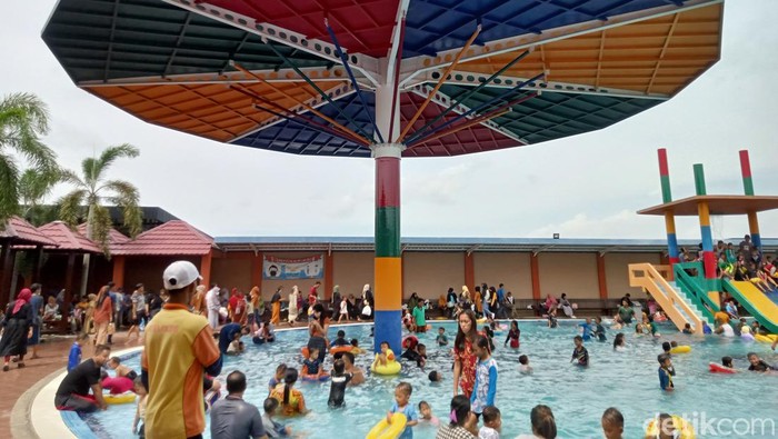 Malindo Swimming Pool Gresik dipenuhi ribuan pengunjung
