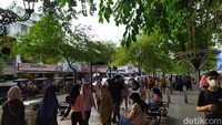 Namun wajah baru kawasan idaman Kota Sultan ini tidak mengurangi daya tariknya. Terlihat dari pantauan detikTravel, Rabu (4/5/2022), di hari libur lebaran hari ketiga, ribuan pengunjung memadati wilayah Malioboro hingga menyebabkan kemacetan di sepanjang jalan.