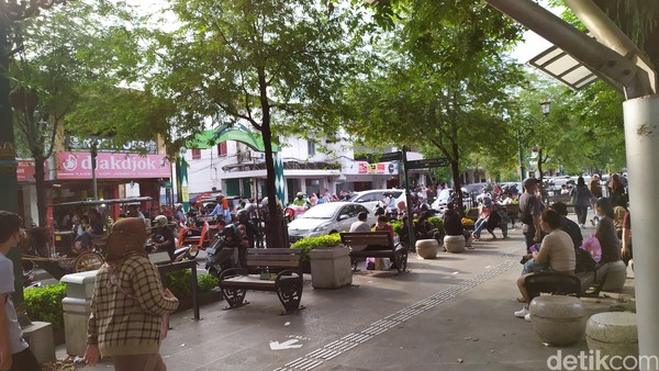 Kemacetan tersebut berlangsung mulai dari Jalan Yos Sudarso hingga memasuki kawasan Malioboro. Terlihat beberapa petugas polisi lalu lintas sibuk mengurai kemacetan. Kemacetan tersebut berlangsung mulai dari Jalan Yos Sudarso hingga memasuki kawasan Malioboro. Terlihat beberapa petugas polisi lalu lintas sibuk mengurai kemacetan.