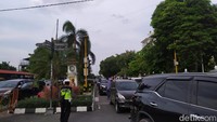 Biaya parkir di bahu jalan yang didapatkan detikTravel mencapai Rp 20.000 satu kendaraan mobil. Ketika ditanya mengapa harga parkir sangat mahal, tukang parkir setempat mengatakan di tempat lain bisa mencapai Rp 40.000 setiap lahan satu parkir mobil.