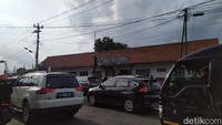 Namun di tengah padatnya aktivitas lalu lintas jalan Malioboro, tidak menghentikan wisatawan untuk berfoto ria di marka kawasan Malioboro.