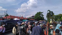 Maliboro masih menjadi destinasi favorit wisatawan yang berkunjung ke Yogyakarta. Buktinya adalah kawasan Malioboro macet parah pada hari ini.