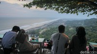 Wisatawan juga bisa menikmati sambil jajan atau ngemil.